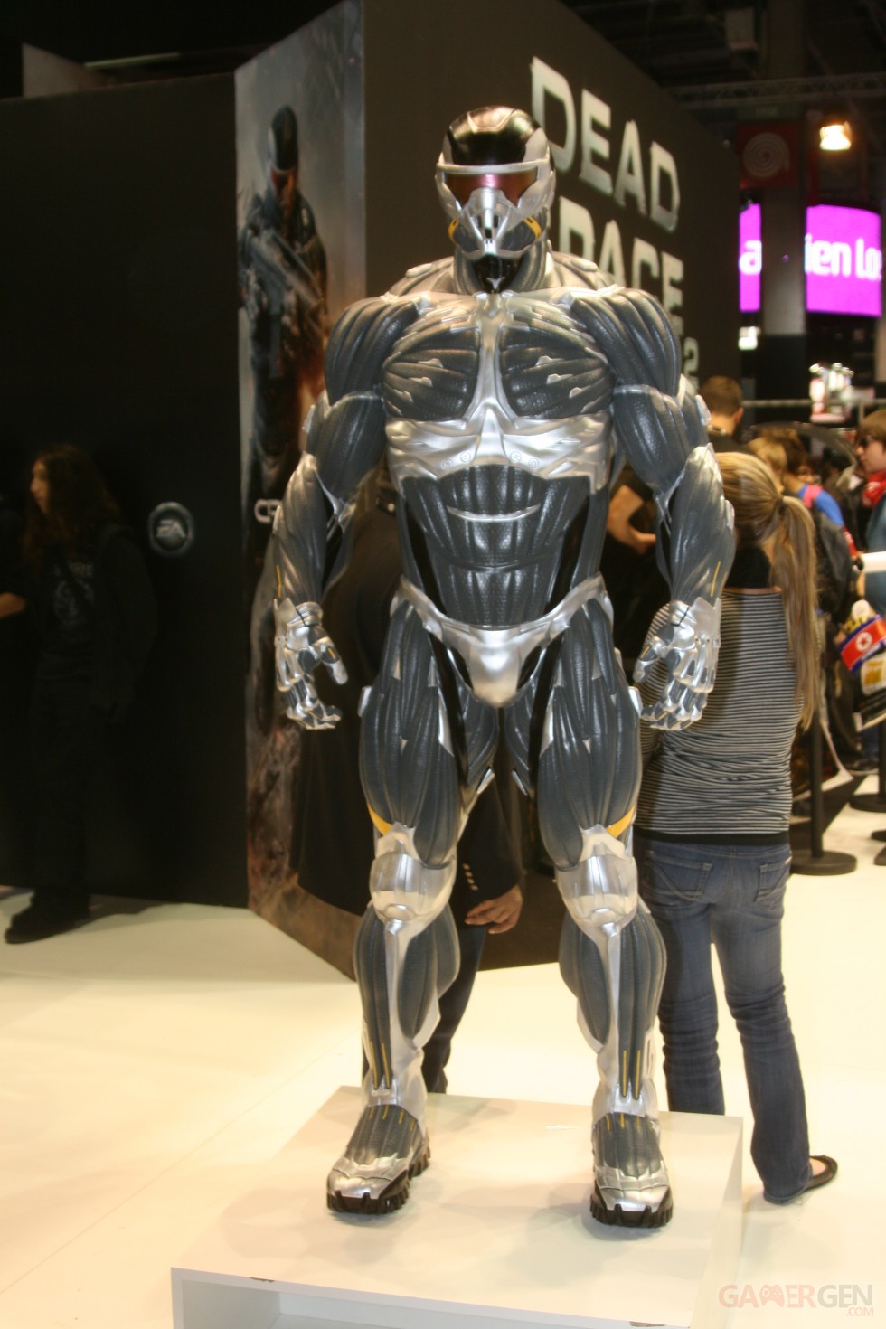 PGW_2010_statue_crysis2