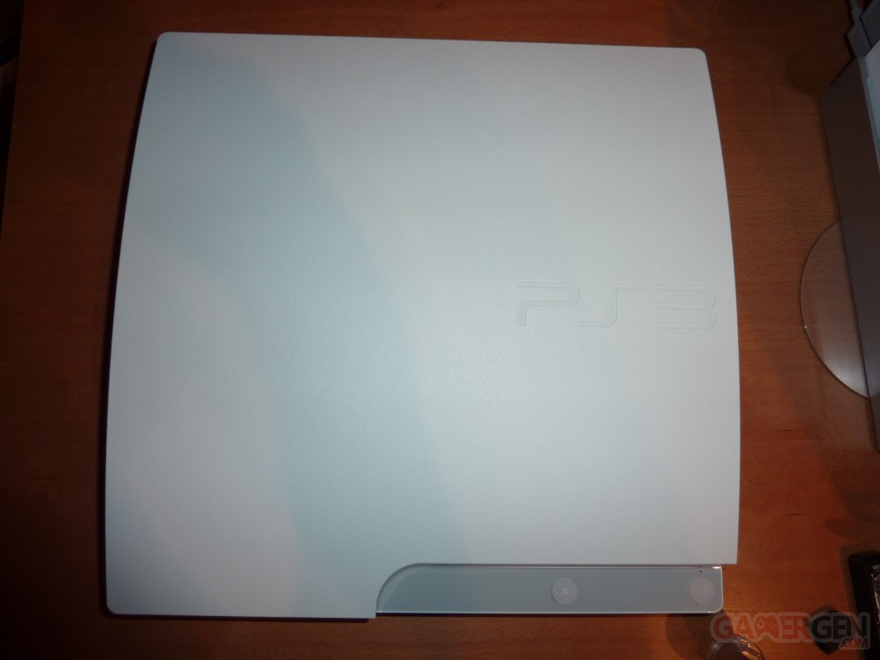 ps3 slim blanche_ps3_classic_white_pictures_081111_10