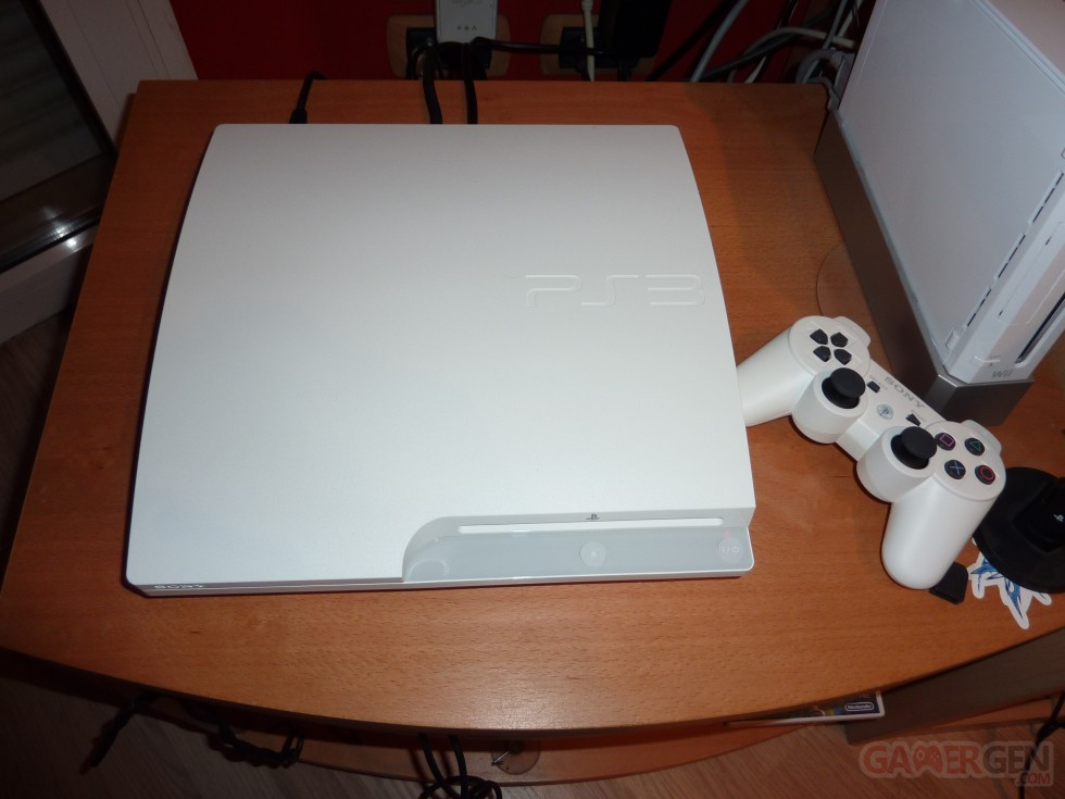 ps3 slim blanche_ps3_classic_white_pictures_081111_12