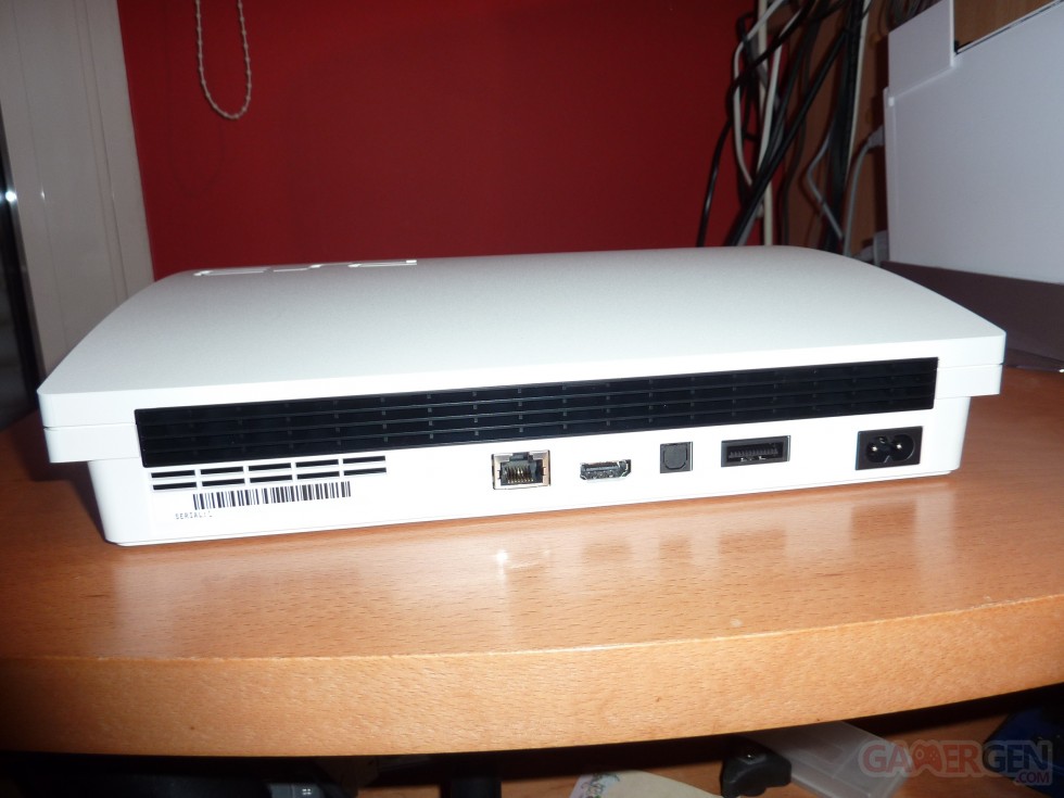 ps3 slim blanche_ps3_classic_white_pictures_081111_15