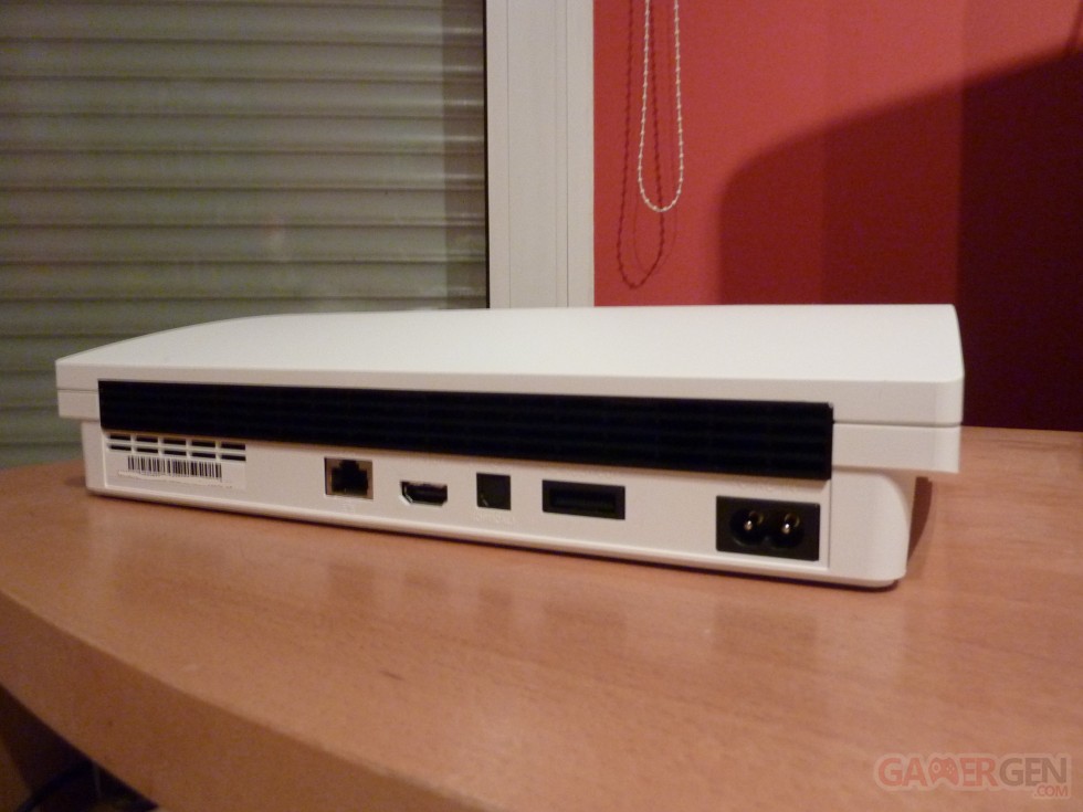 ps3 slim blanche_ps3_classic_white_pictures_081111_17